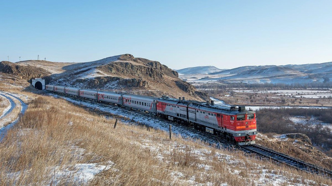 Пассажирский поезд врезался в сошедшие вагоны грузового в Красноярском крае
