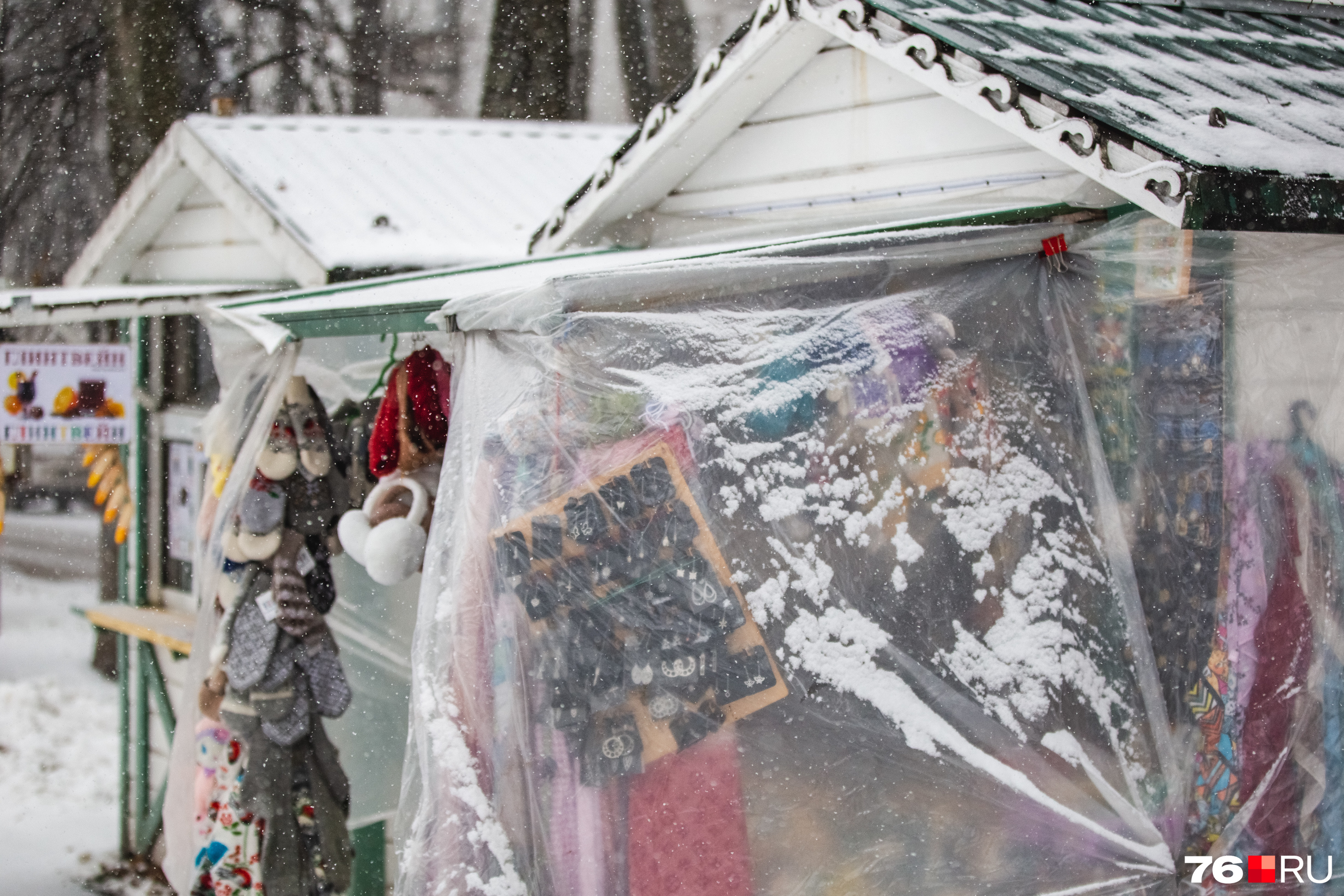 Палатки на набережной борются со снегопадом