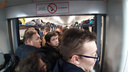 «Двери кое-как закрылись»: пассажиров возмутила давка в электричке из Челябинска