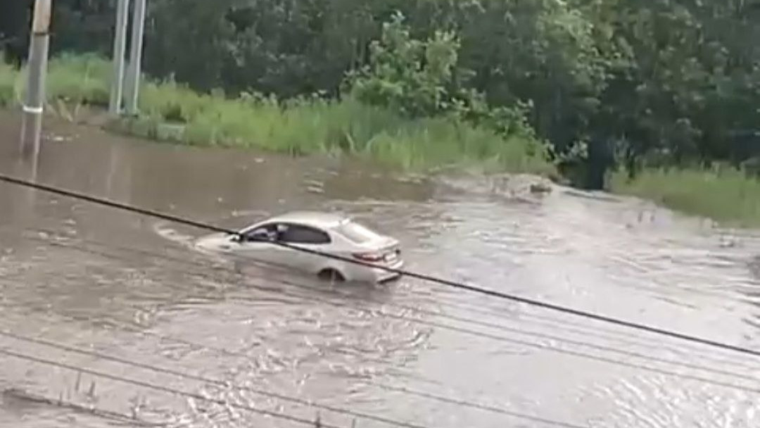 «Моя машина утонула посреди города, кто за это ответит?» В Ижевске из-за забитых ливневок случился потоп
