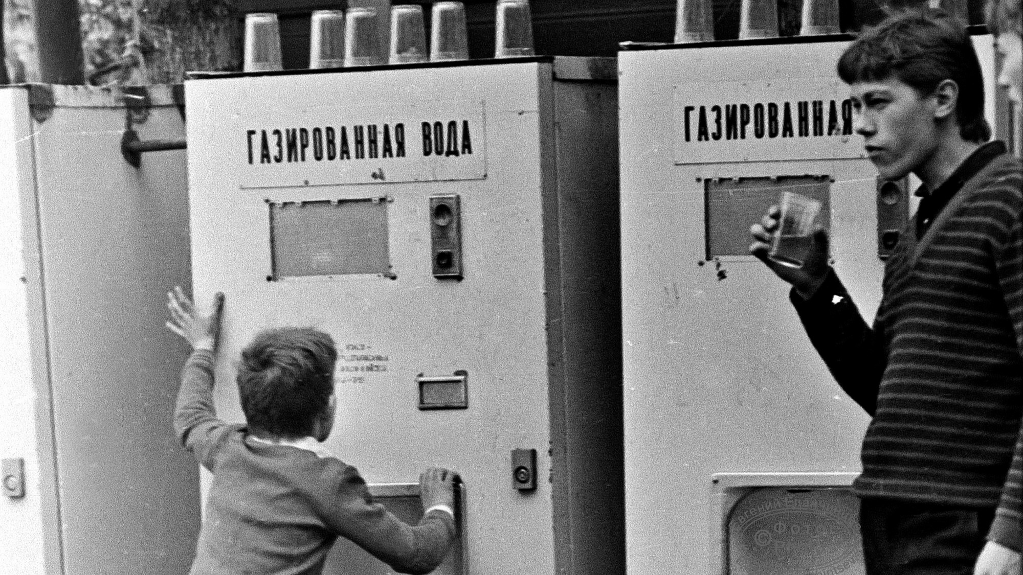Пили из одного стакана и не брезговали. Какими были советские автоматы с газировкой в Чите?