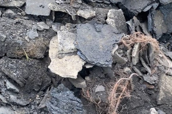 Неизвестные выбросили асфальт и битум в лесу в Чите