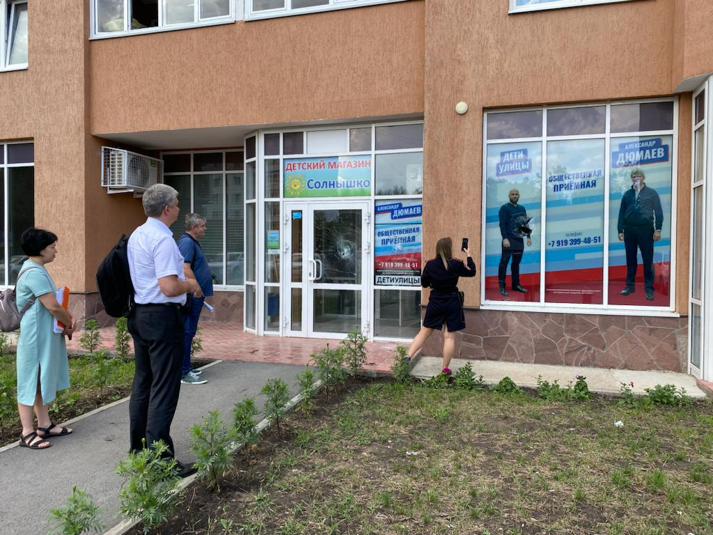 В 90-е годы коммерсанты так запугивали конкурентов. Сейчас 2023-й — и предвыборная кампания на окраине Екатеринбурга идет с битьем стекол и угрозами В 90-е годы коммерсанты так запугивали конкурентов. Сейчас 2023-й — и предвыборная кампания на окраине Екатеринбурга идет с битьем стекол и угрозами