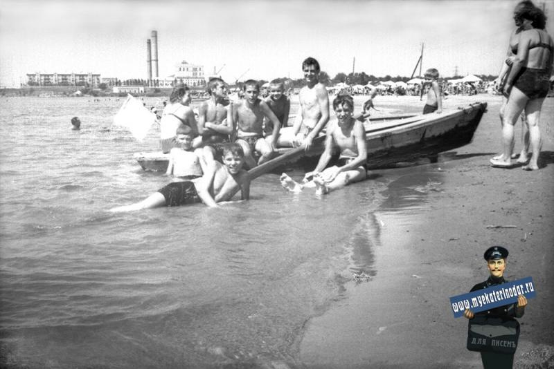 Пляж на Старой Кубани в <nobr class="_">1960-е</nobr> годы. На заднем плане видны трубы ТЭЦ