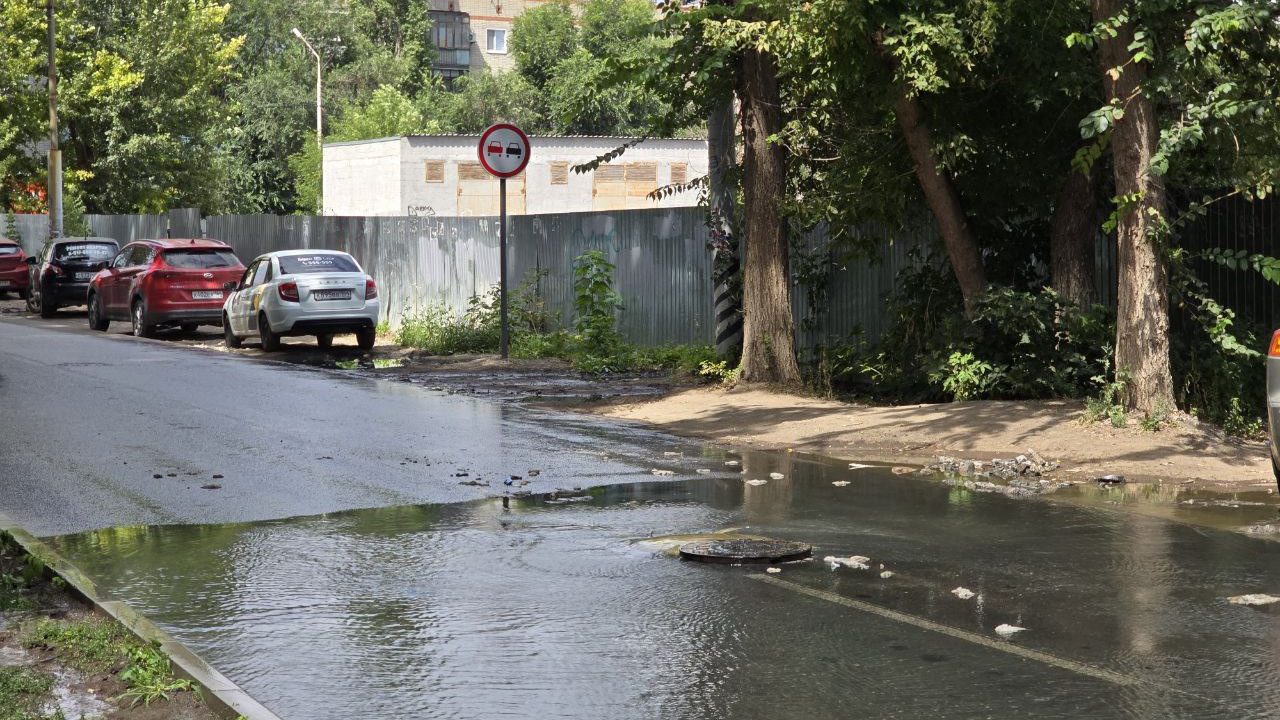«Помогли дождь и ветер»: центр Энгельса высох после устранения засора в канализации