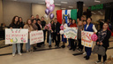 Толпа с плакатами собралась в аэропорту Толмачево