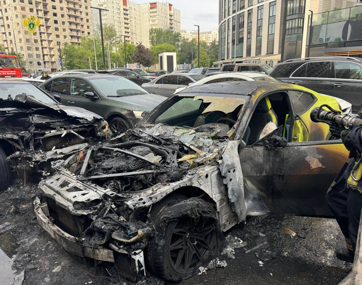 Подростки на самокате подожгли в Москве кислотно-желтый BMW. Говорят, им заплатили