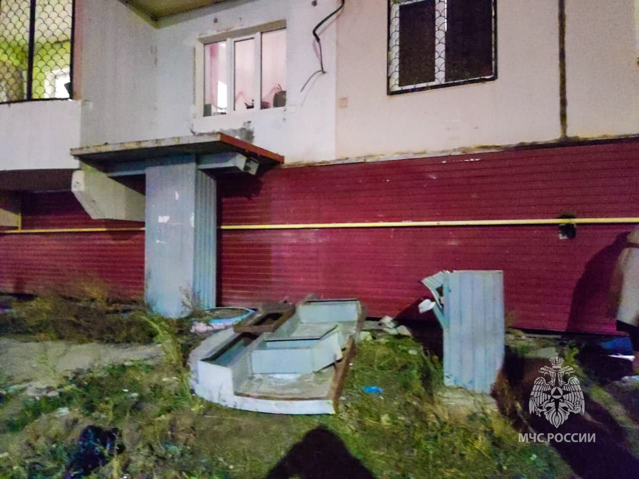 Бетонная плита упала на детей в Якутске. Один ребенок погиб