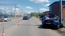 Дорогую иномарку намотало на столб на Красноярском тракте в Омске — водитель погиб