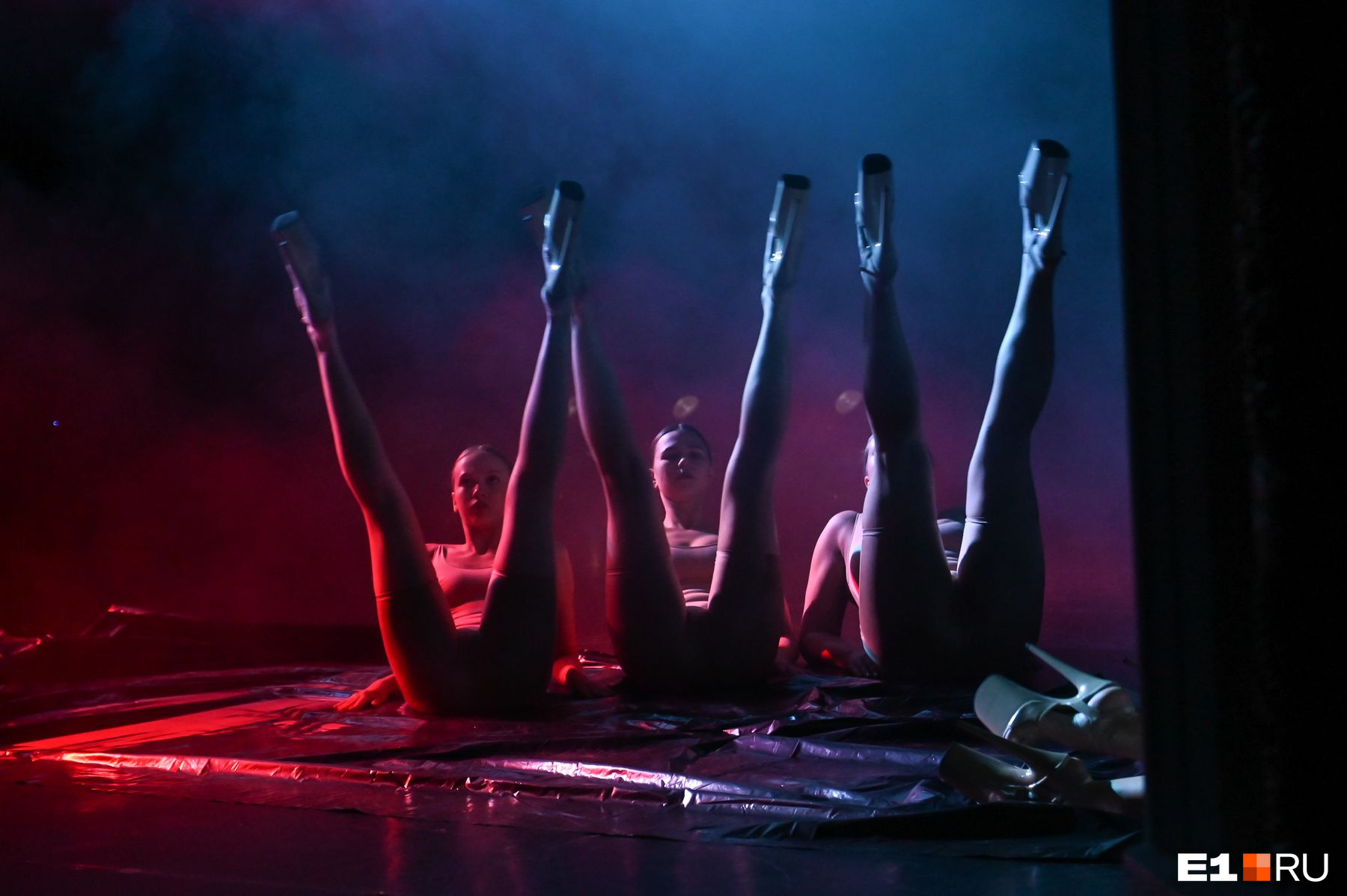 «Кто-то считает это грехом». В Екатеринбурге полуголые танцовщицы показали откровенный спектакль