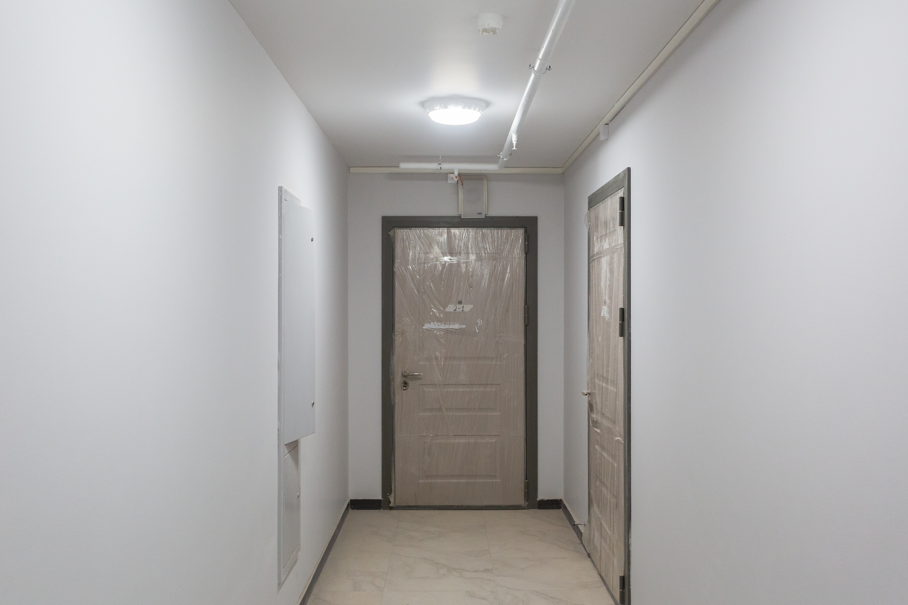 Надежные и стильные сейф-двери во всех квартирах одинаковые, чтобы не нарушать концепцию проекта. Пока дом не сдали они в пленке, чтобы не повредились и не загрязнились