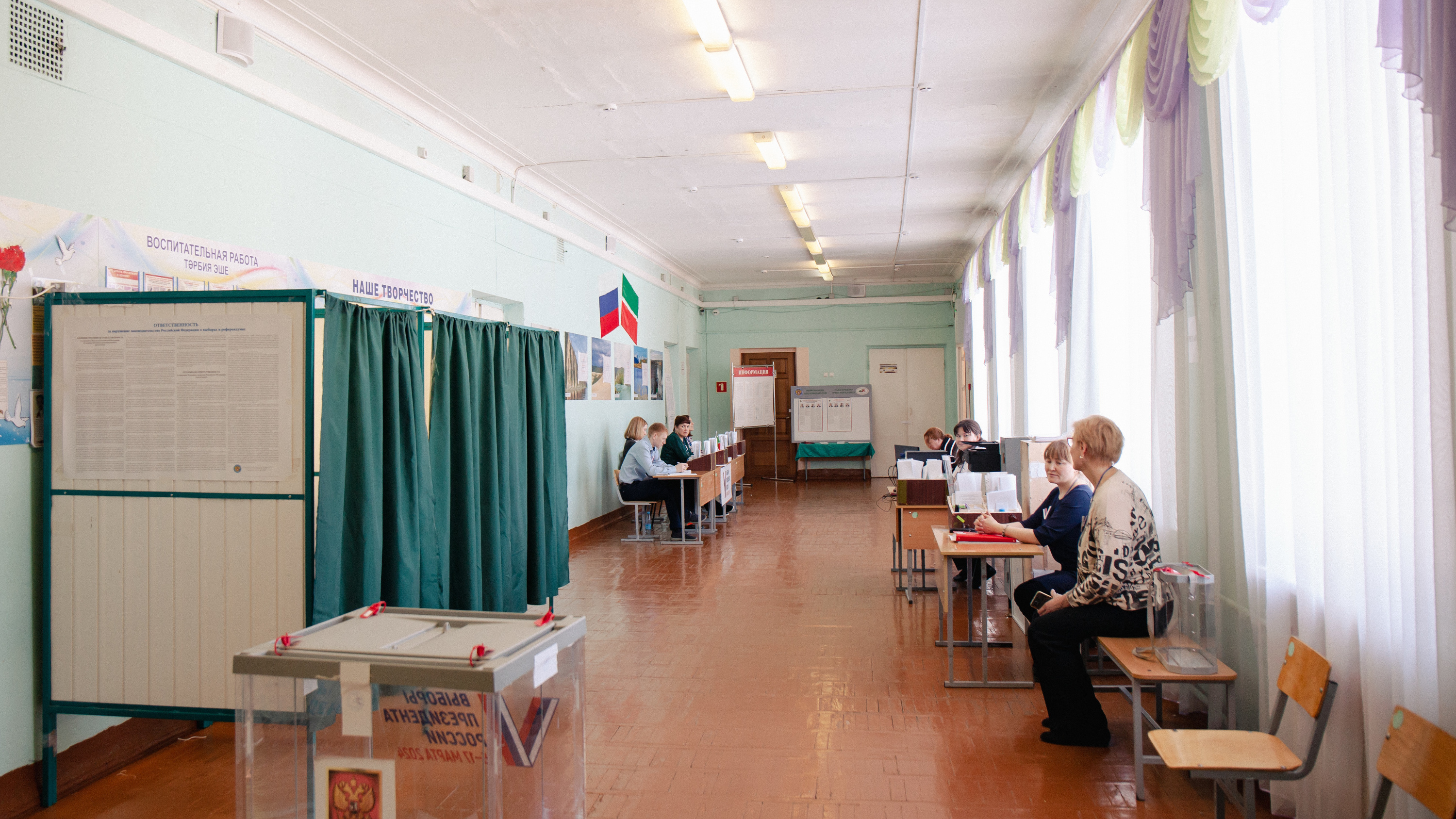 «Раньше буфет был, музыка играла»: как Казань второй день выбирает президента (онлайн)