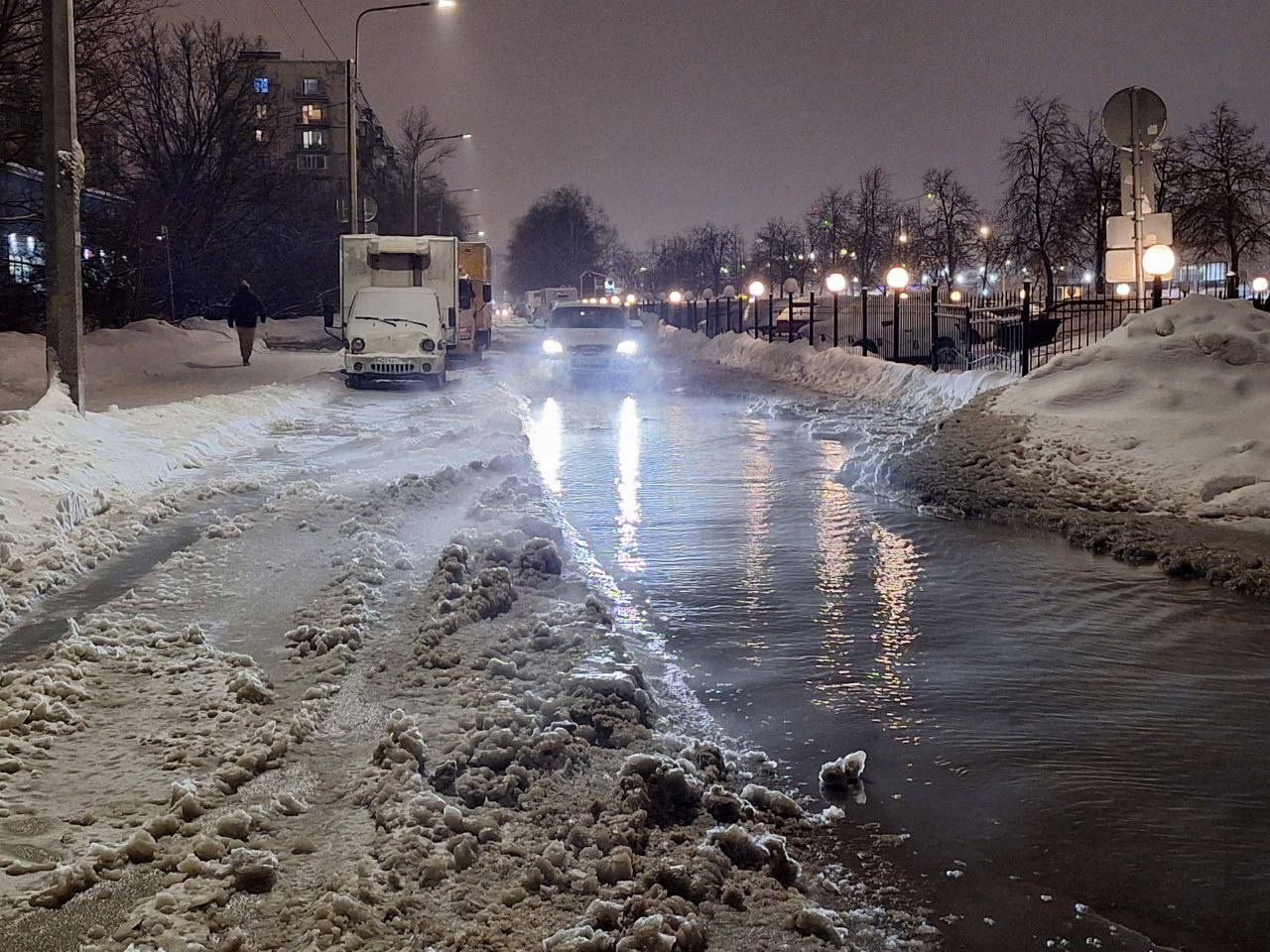 На проспекте Энергетиков прорвало трубу. Водителей просят объезжать  аварийный участок - 16 января 2024 - ФОНТАНКА.ру