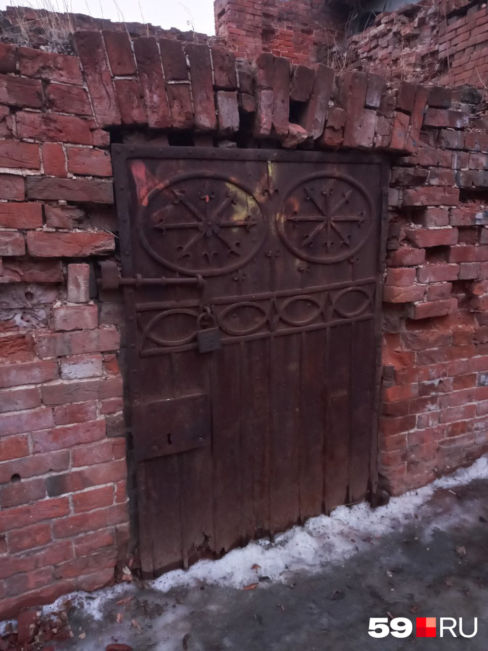 В ее стене — старая поржавевшая дверь