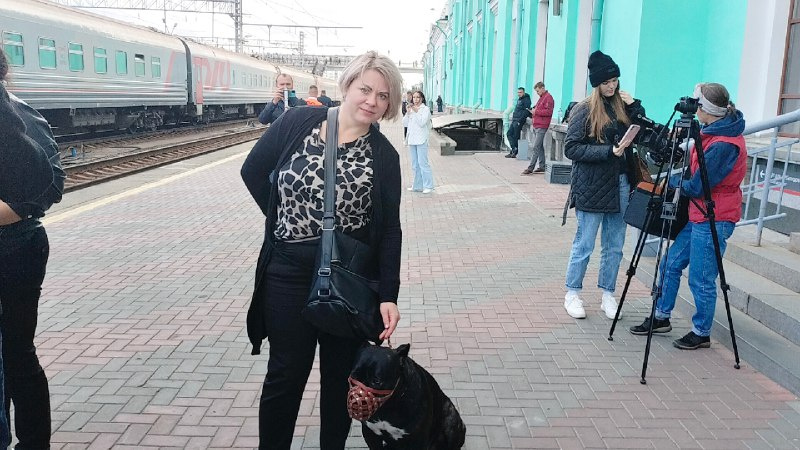 Женщина на встречу с мужем взяла с собой и любимого питомца семьи — собаку Василису