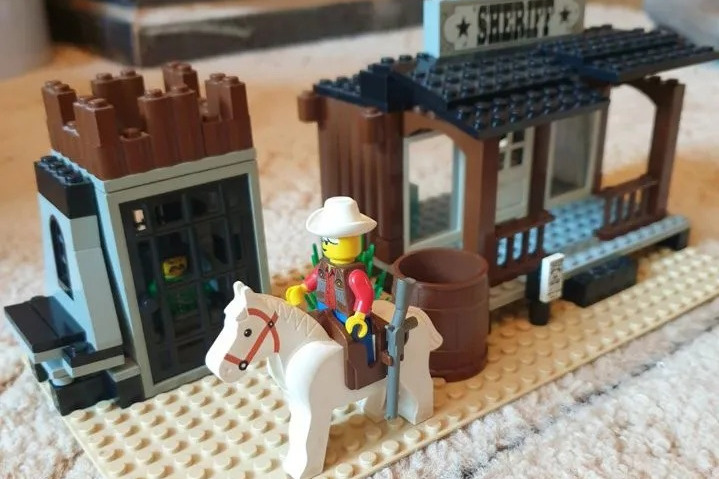 В одном из наборов есть ковбои и игрушечные лошадки