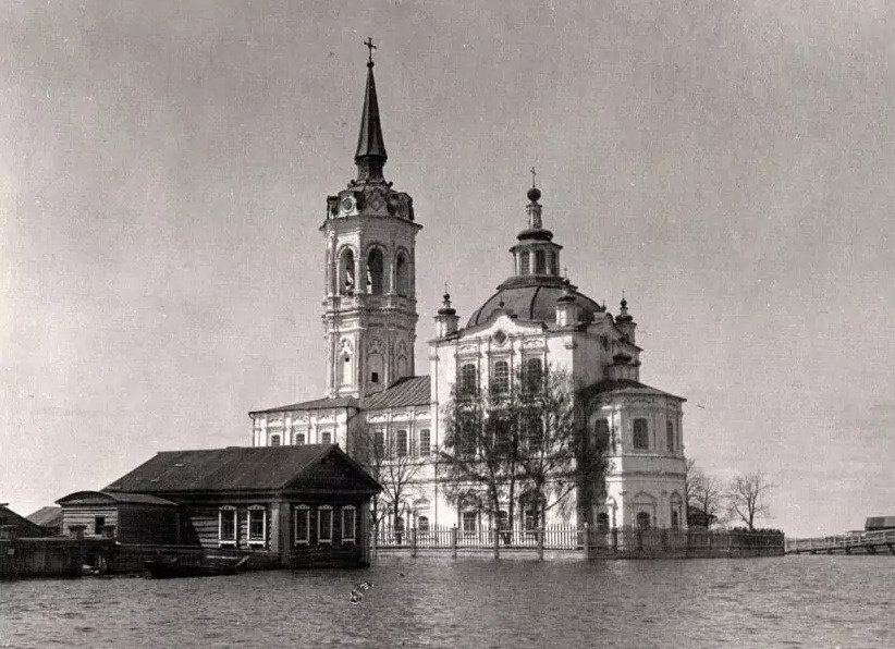 Церковь во время наводнения в 1914 году
