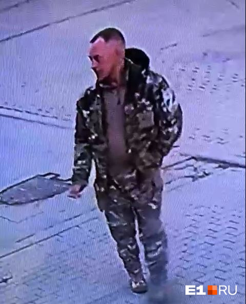 «Нападение Челябинска на Екатеринбург»: уралец в военной форме выломал шлагбаум у «Высоцкого»