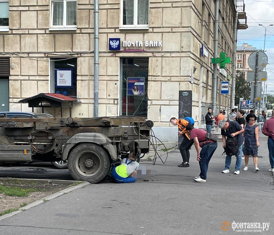 Сдававший назад грузовик задавил велосипедиста на тротуаре Новочеркасского проспекта