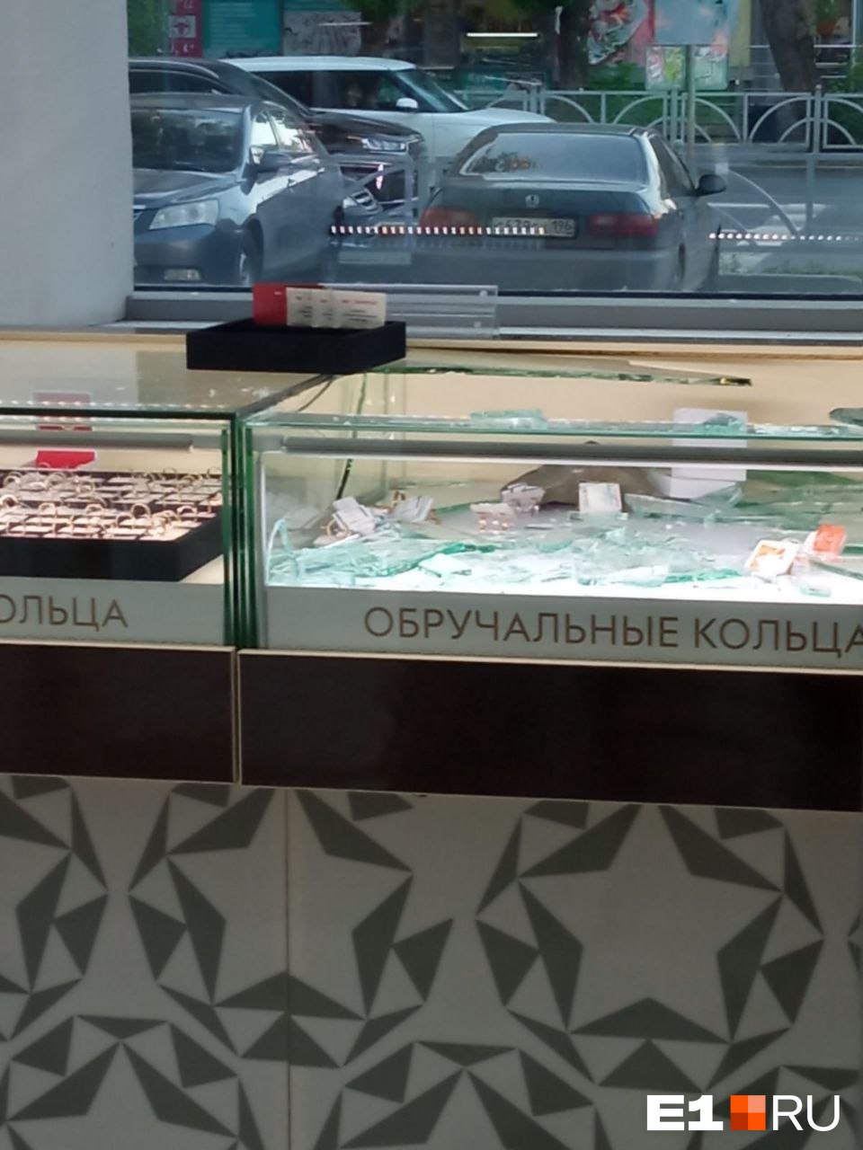 «В течение 5 секунд». В Екатеринбурге дерзко ограбили ювелирный магазин на глазах у посетителей