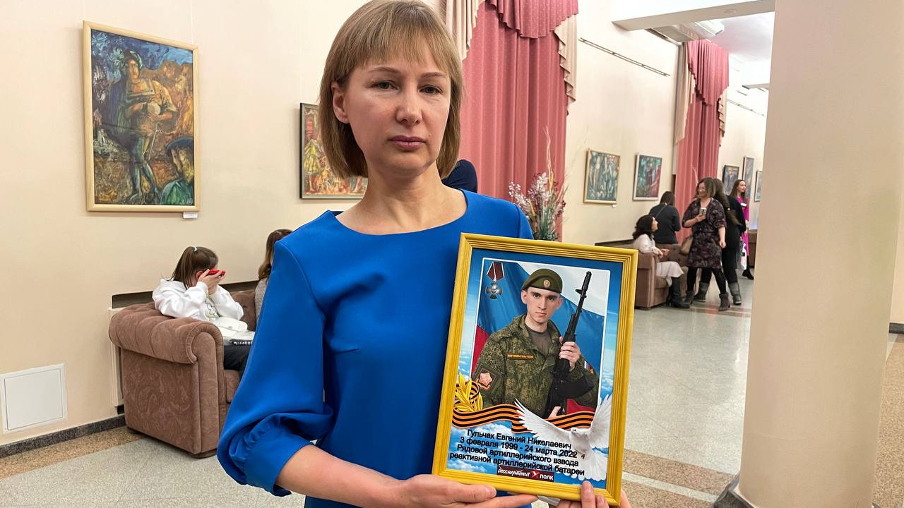 Мать погибшего на Украине военного из ХМАО пришла с портретом сына на концерт SHAMAN