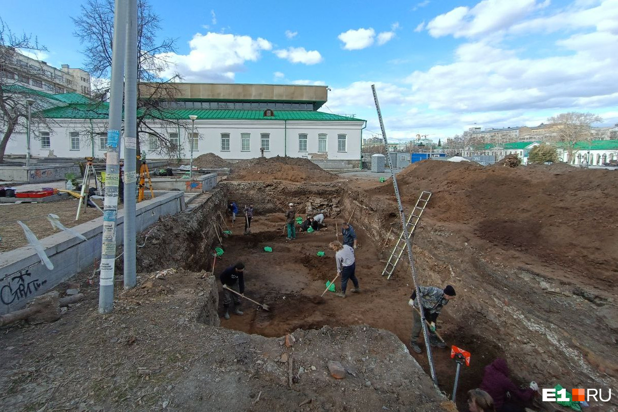 В Историческом сквере Екатеринбурга вырыли огромную яму. Что там происходит?