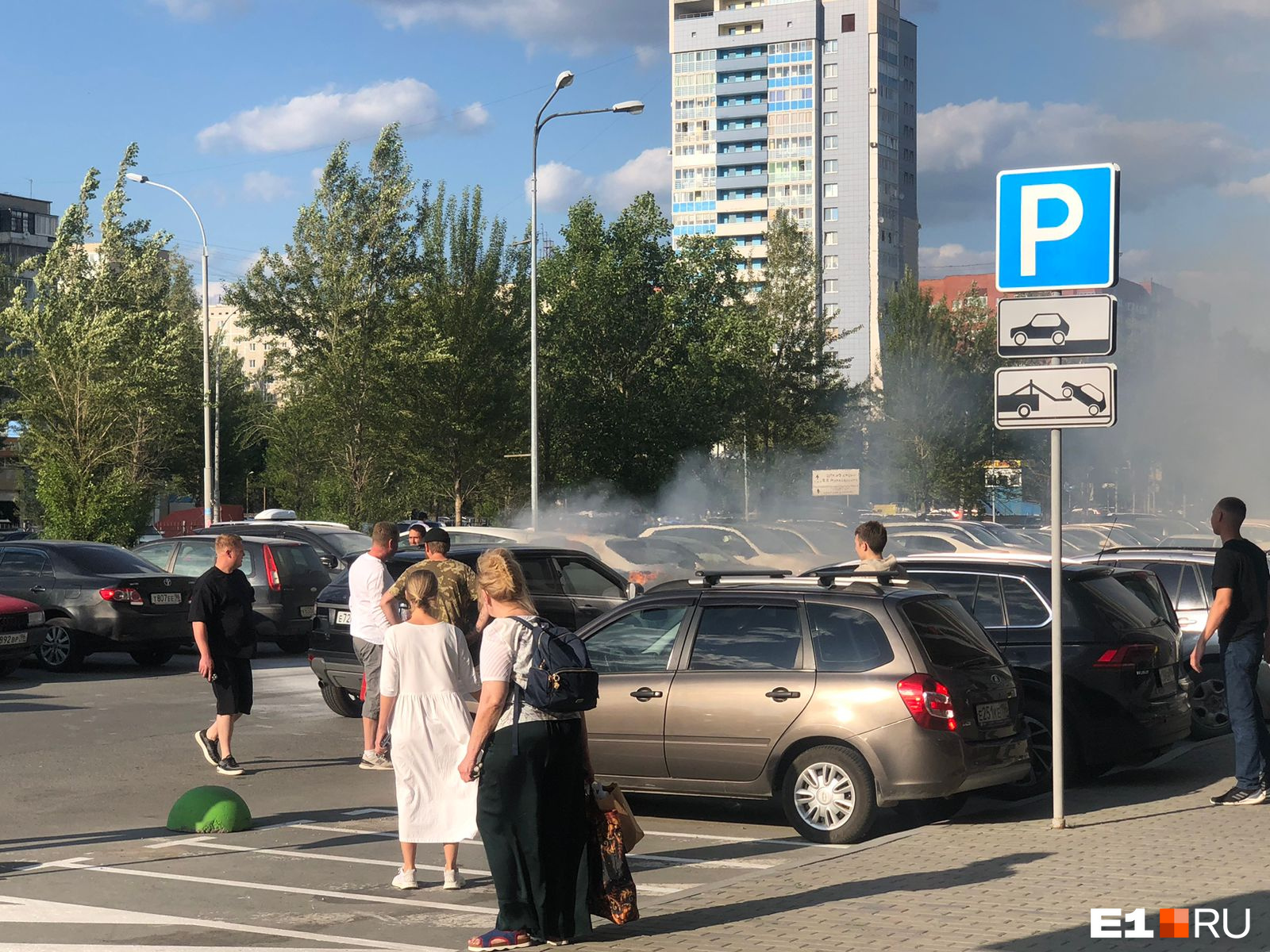 В Екатеринбурге возле крупного бизнес-центра загорелся автомобиль: видео