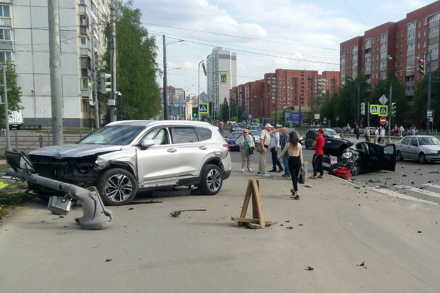 На пересечении Долгоозерной и Авиаконструкторов столкнулись две машины - 14  мая 2023 - ФОНТАНКА.ру