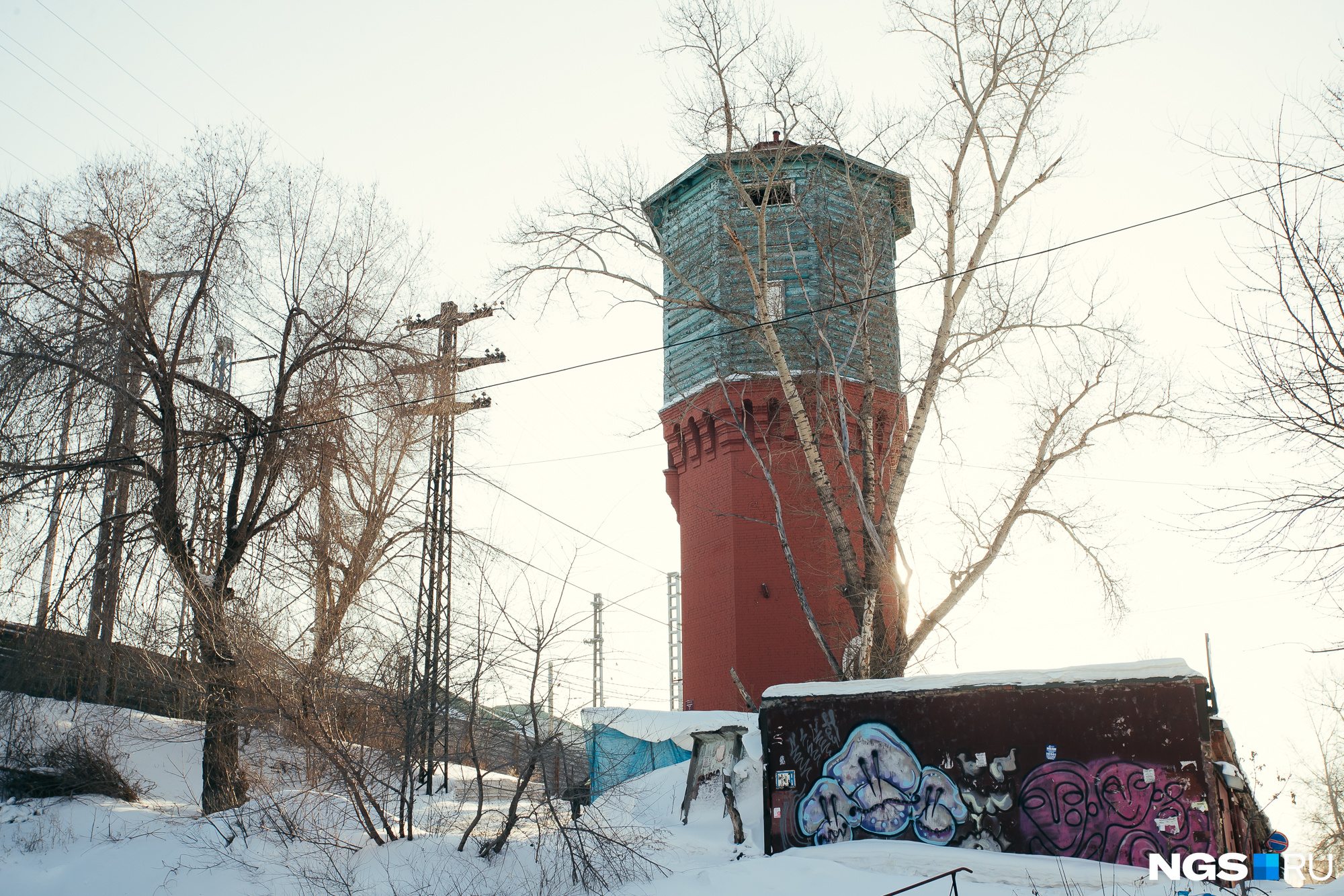 Башня в гаражах над Тоннельным спуском обозначена номером 2. Ее построили в начале 1910-х годов, но она выглядит объективно хуже своих ровесниц, стоящих у железнодорожной линии