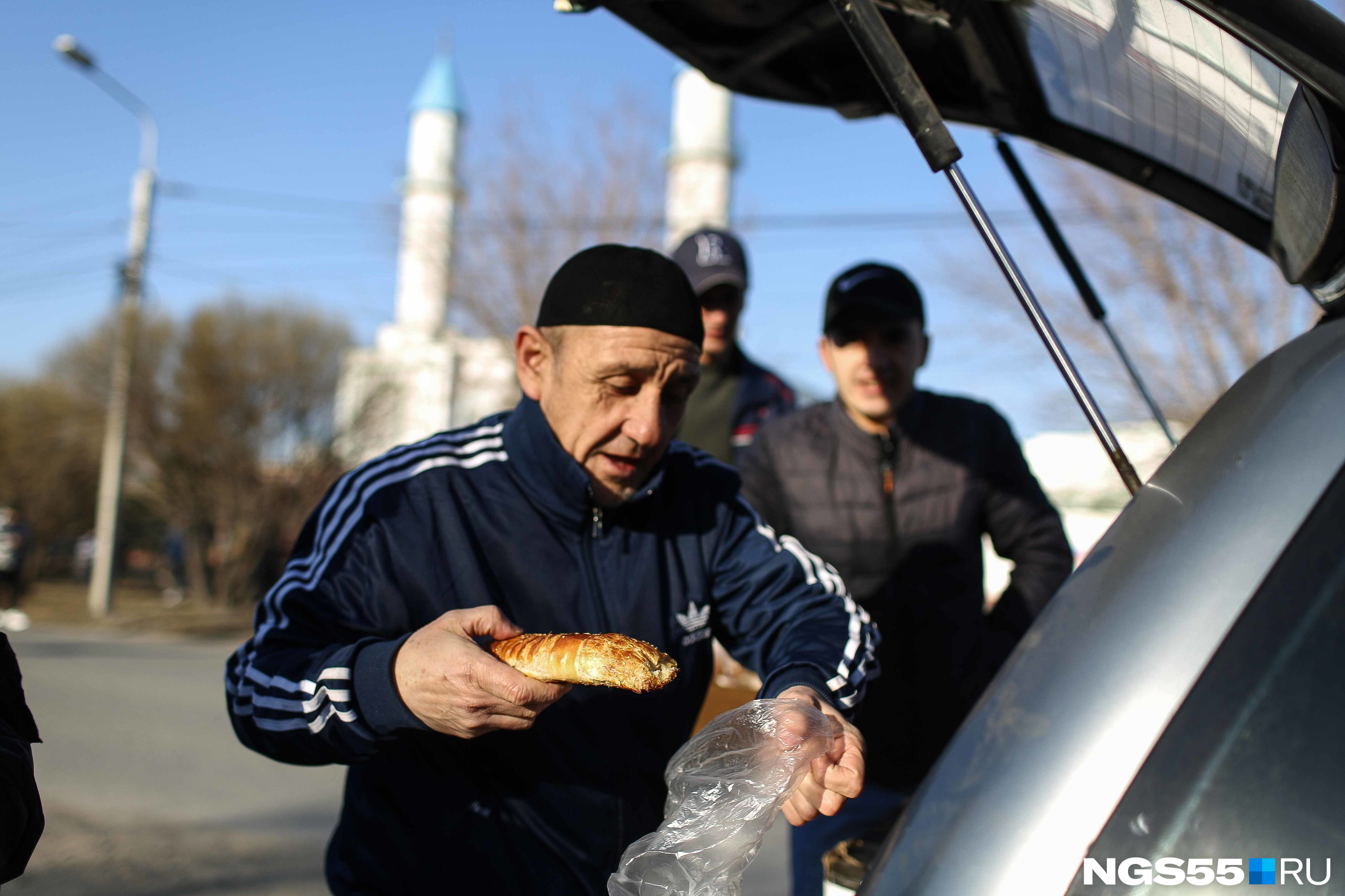 Некоторые уезжали не с пустыми руками и предпочитали брать провизию домой Некоторые уезжали не с пустыми руками и предпочитали брать провизию домой