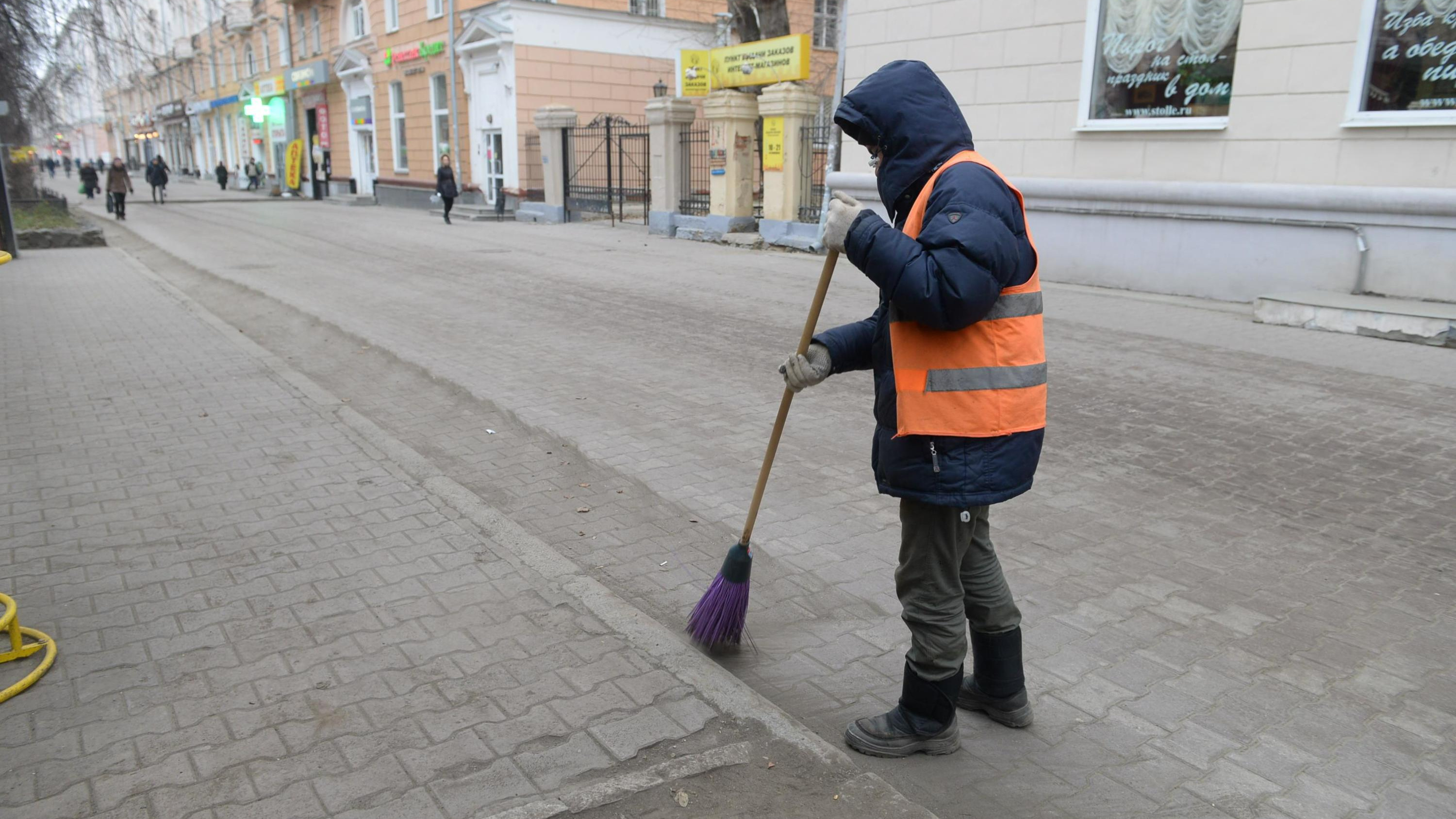 Мэрия Воронежа ищет людей, которые уберут песок с улиц после зимы: сколько за это платят