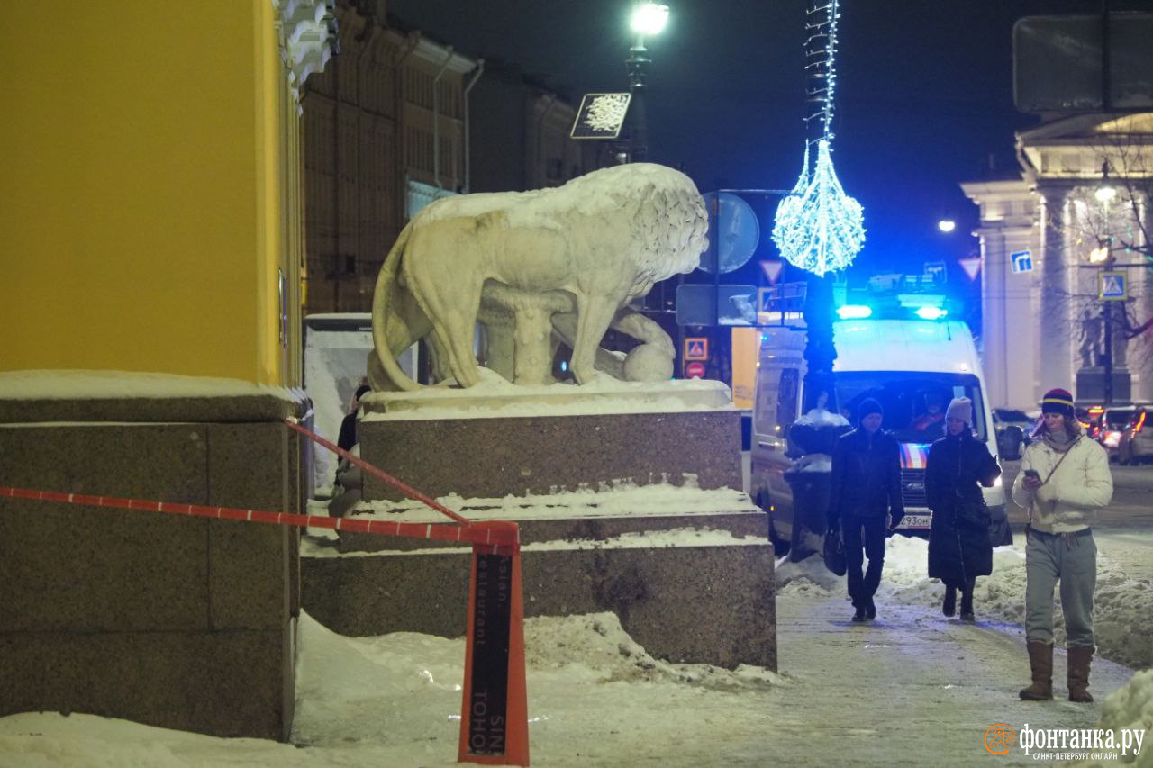 Запах дыма со стороны отеля у Адмиралтейства собрал в центре пожарные машины  - 29 ноября 2023 - ФОНТАНКА.ру