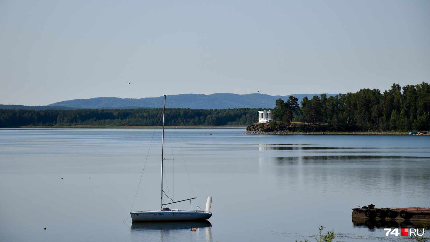 Озеро Иртяш и ротонда недалеко от городского пляжа и исторического места, где стоял дом Курчатова (сейчас его перенесли)