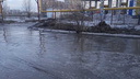 «Огромное море разлилось»: новосибирскую улицу по колено залило талой водой — жители уверяют, в ней вязнут машины