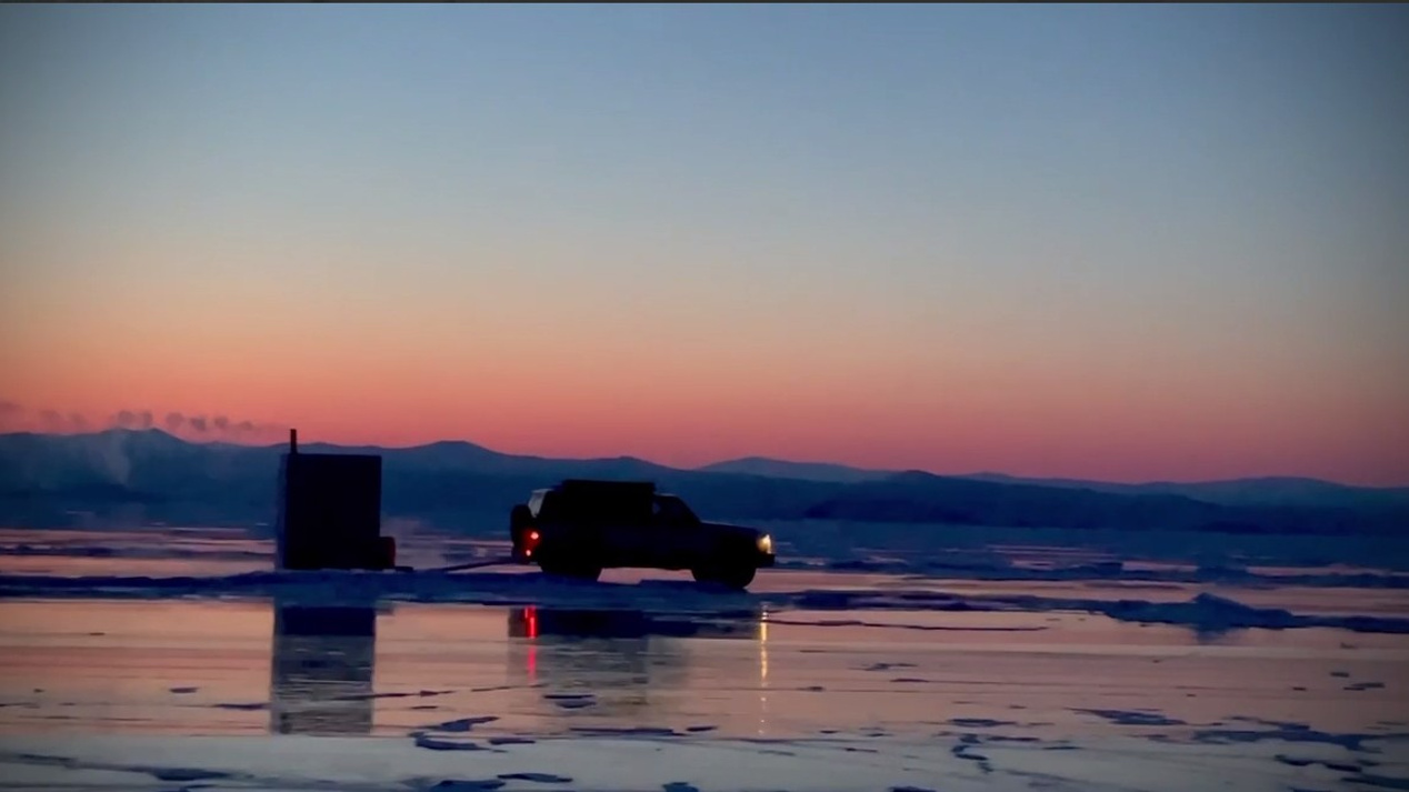 «Ветер тащил людей». Второй режиссер и блогер Алеся Петровна показала, как снимали ролик на Байкале зимой