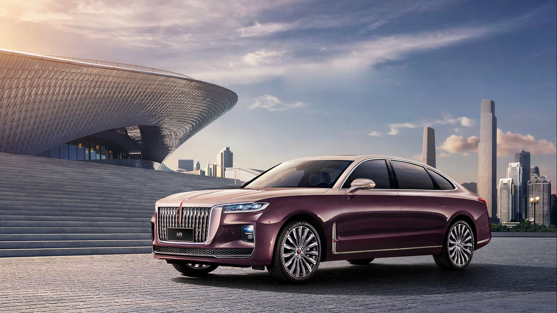 Hongqi H9 — седан, близкий по размерам к <nobr class="_">BMW 7</nobr>. В Россию поставляется только с <nobr class="_">2-литровым</nobr> мотором (<nobr class="_">245 л. с.</nobr>), но в арсенале есть и версия с <nobr class="_">283-сильным</nobr> мотором Hongqi H9 — седан, близкий по размерам к <nobr class="_">BMW 7</nobr>. В Россию поставляется только с <nobr class="_">2-литровым</nobr> мотором (<nobr class="_">245 л. с.</nobr>), но в арсенале есть и версия с <nobr class="_">283-сильным</nobr> мотором