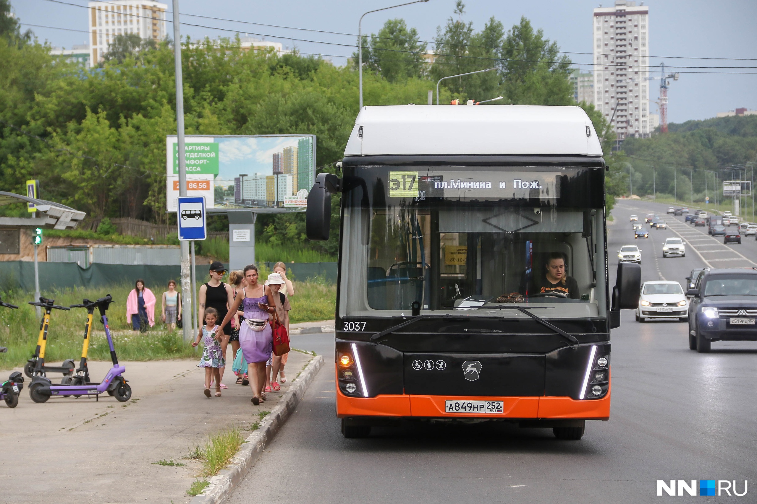 «Рискуют упасть и сломать себе что-нибудь». Что пассажиры думают о давке и жаре в автобусах Нижнего Новгорода