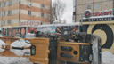 У рынка на Гагарина перевернулся трактор. Он убирал снег