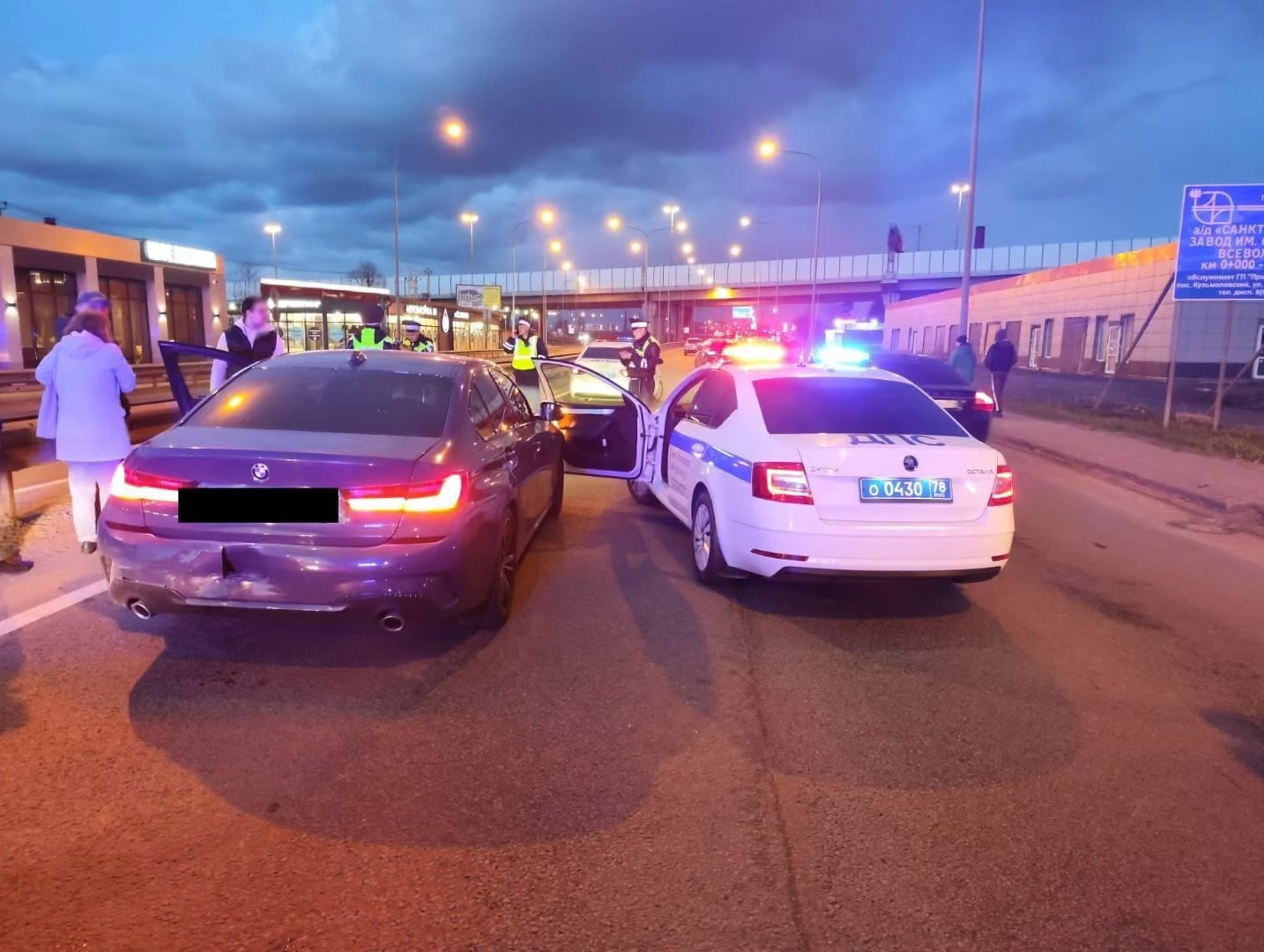 Видео полицейской погони за школьником на BMW на Октябрьской набережной в  Петербурге - 5 мая 2023 - ФОНТАНКА.ру