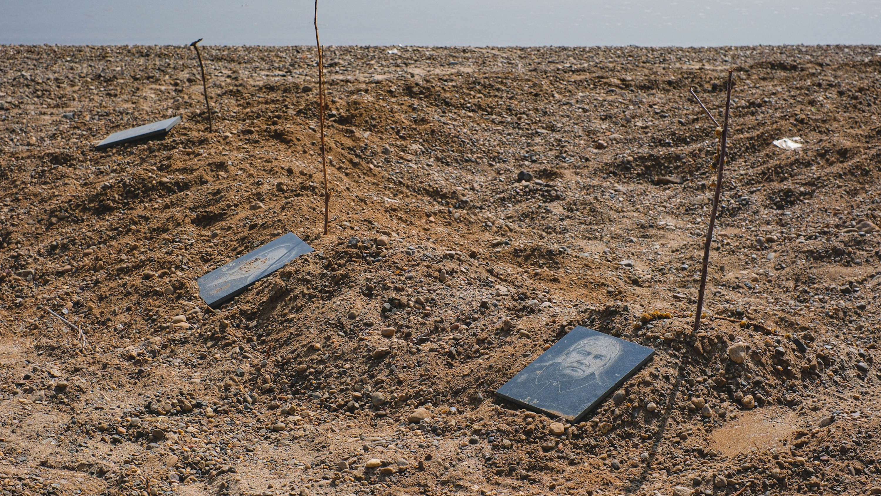 «Это кощунство!»: уже вторая семья узнала родственника на фото с «кладбища» на берегу Камы в Перми