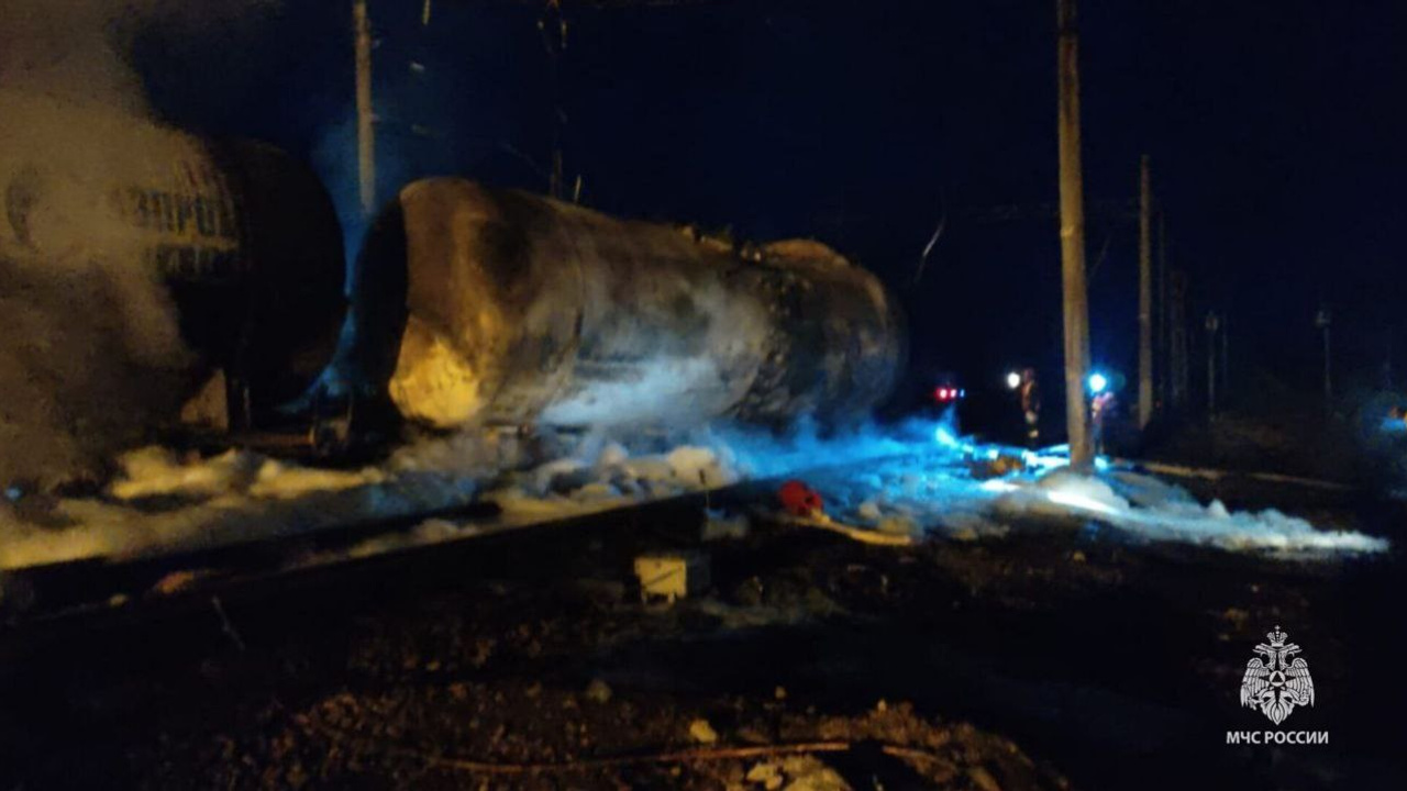 В Ростовской области несколько вагонов сошли с рельсов, возник пожар. Движение поездов остановлено
