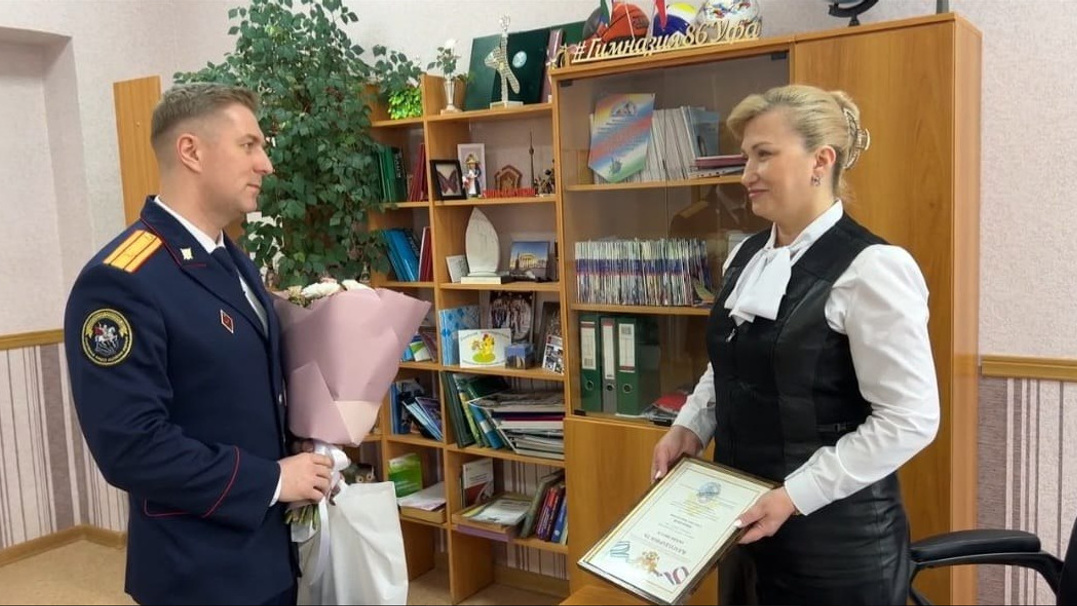 Силовики поблагодарили директора уфимской гимназии за спасение школьницы от нападения бездомного
