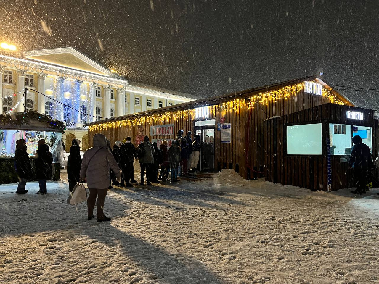 Длиннее только на ВДНХ: тестируем главный каток Ярославля на Советской  площади | 24.12.2023 | Ярославль - БезФормата