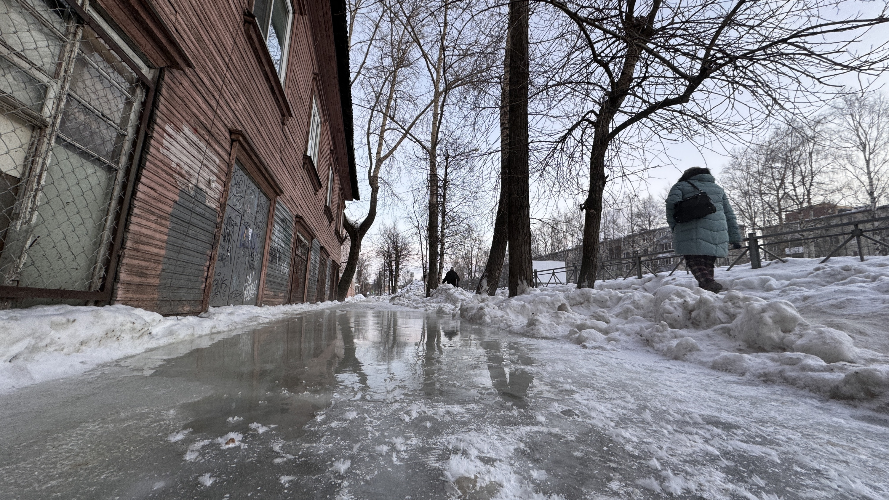 В центре Архангельска затопило дорогу: горожане карабкаются по сугробам