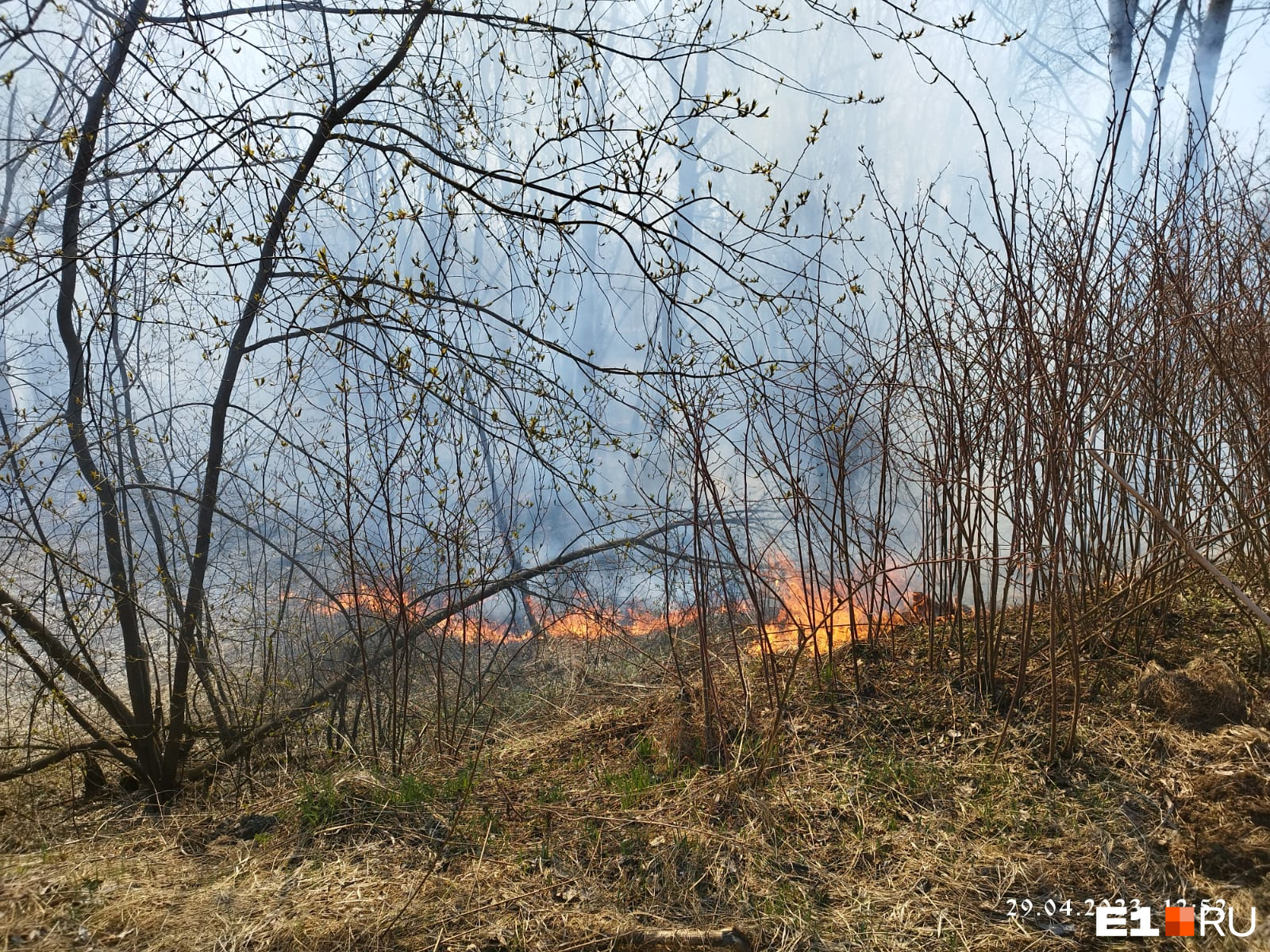 На Урале огонь подбирается к поселкам. Посмотрите, как жители защищают свои дома