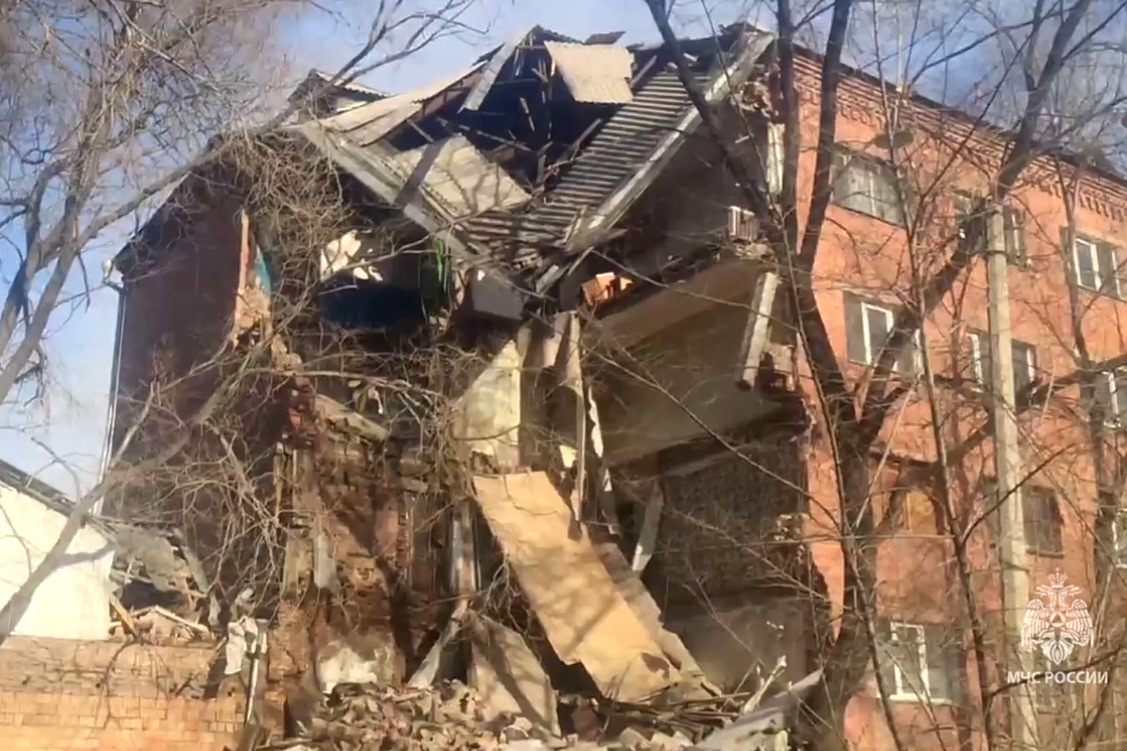 В Хакасии обрушилась стена общежития. Спасатели проверяют завалы