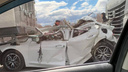 Подробности жесткой аварии, где «Киа» застряла между фурами на новосибирской трассе: два человека в больнице
