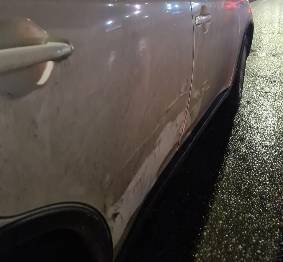 Удар по касательной оставил на борту Mitsubishi Outlander царапины и вмятины