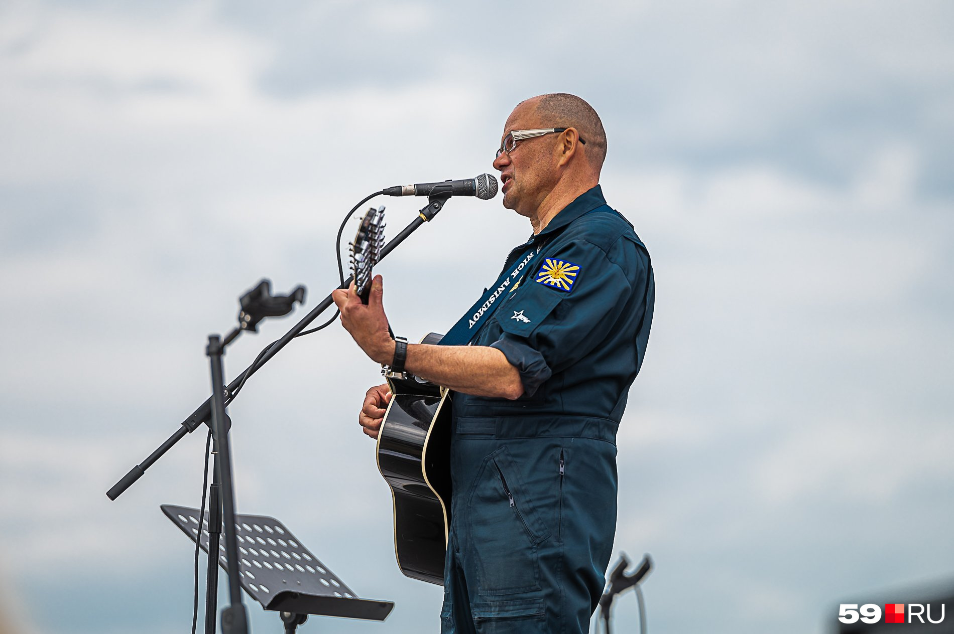 На сцене ведущий авиашоу и автор песен Николай Анисимов