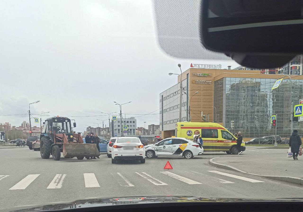 Двое детей в такси пострадали в жестком ДТП с трактором на перекрестке Яхтенной и Оптиков
